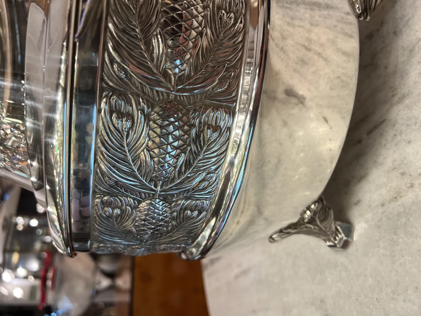 Ponchera WMF antigua con detalle decorativo de piña