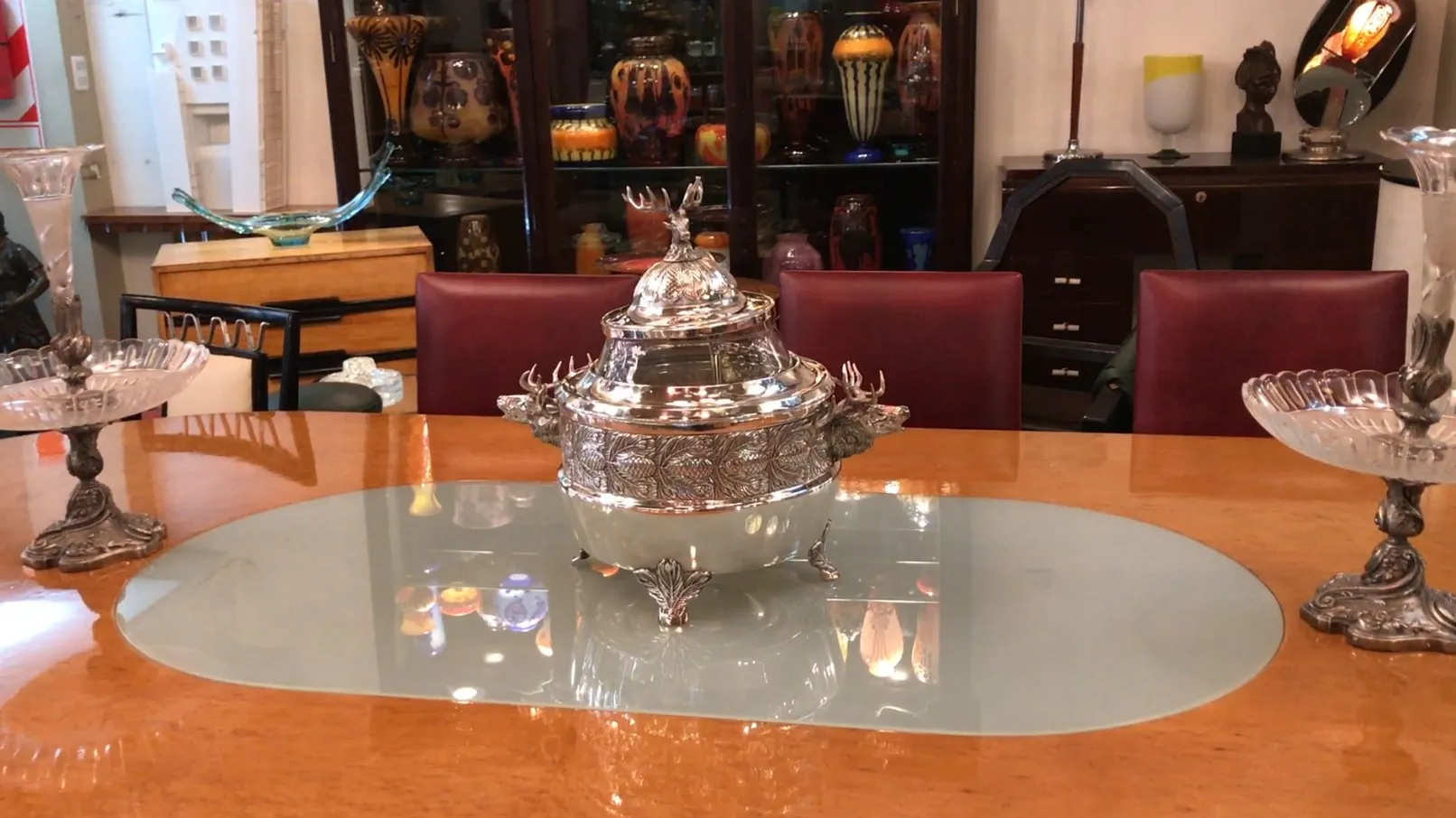 ciotola da punch antica WMF con decorazioni eleganti e dettagli ornamentali in un ambiente classico