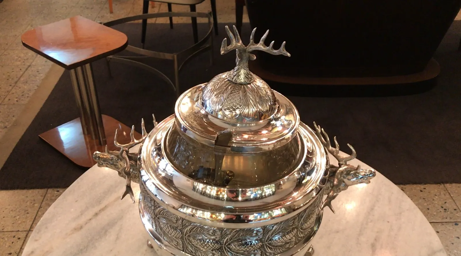 Antike WMF Bowle, dekoriert mit Rehen, glänzend und elegant