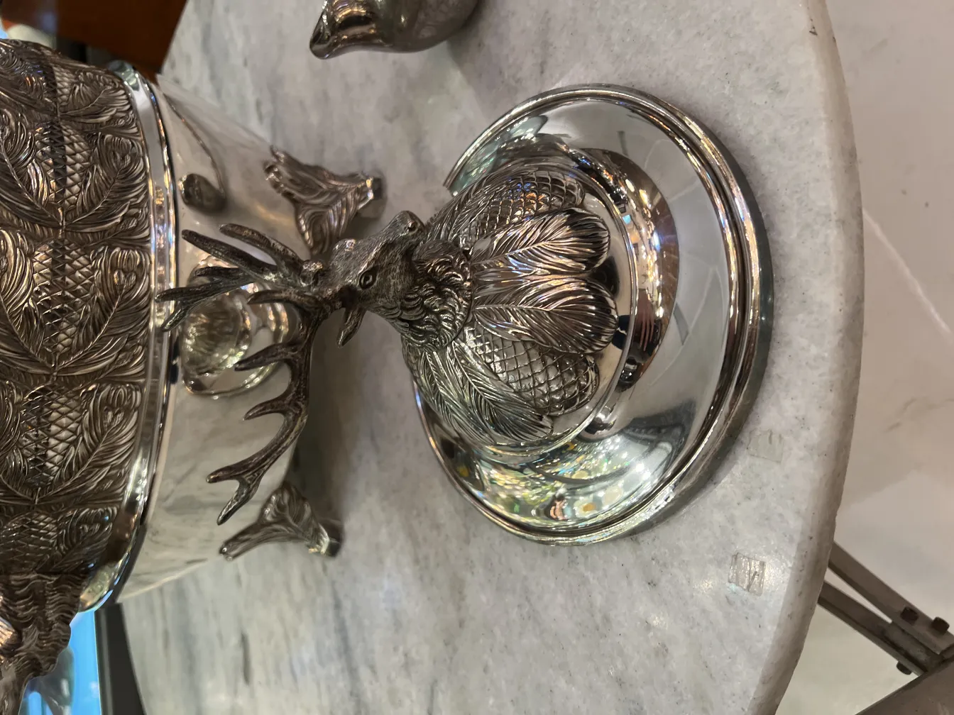 Antike WMF Bowle mit einem Tierdeckel auf einem stilvollen Hintergrund.