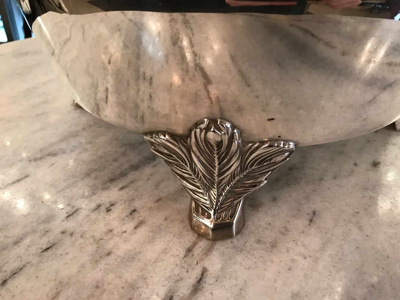 Antike WMF-Bowle mit Reliefdesign, verziert mit klassischen Details auf einer hellen Oberfläche.