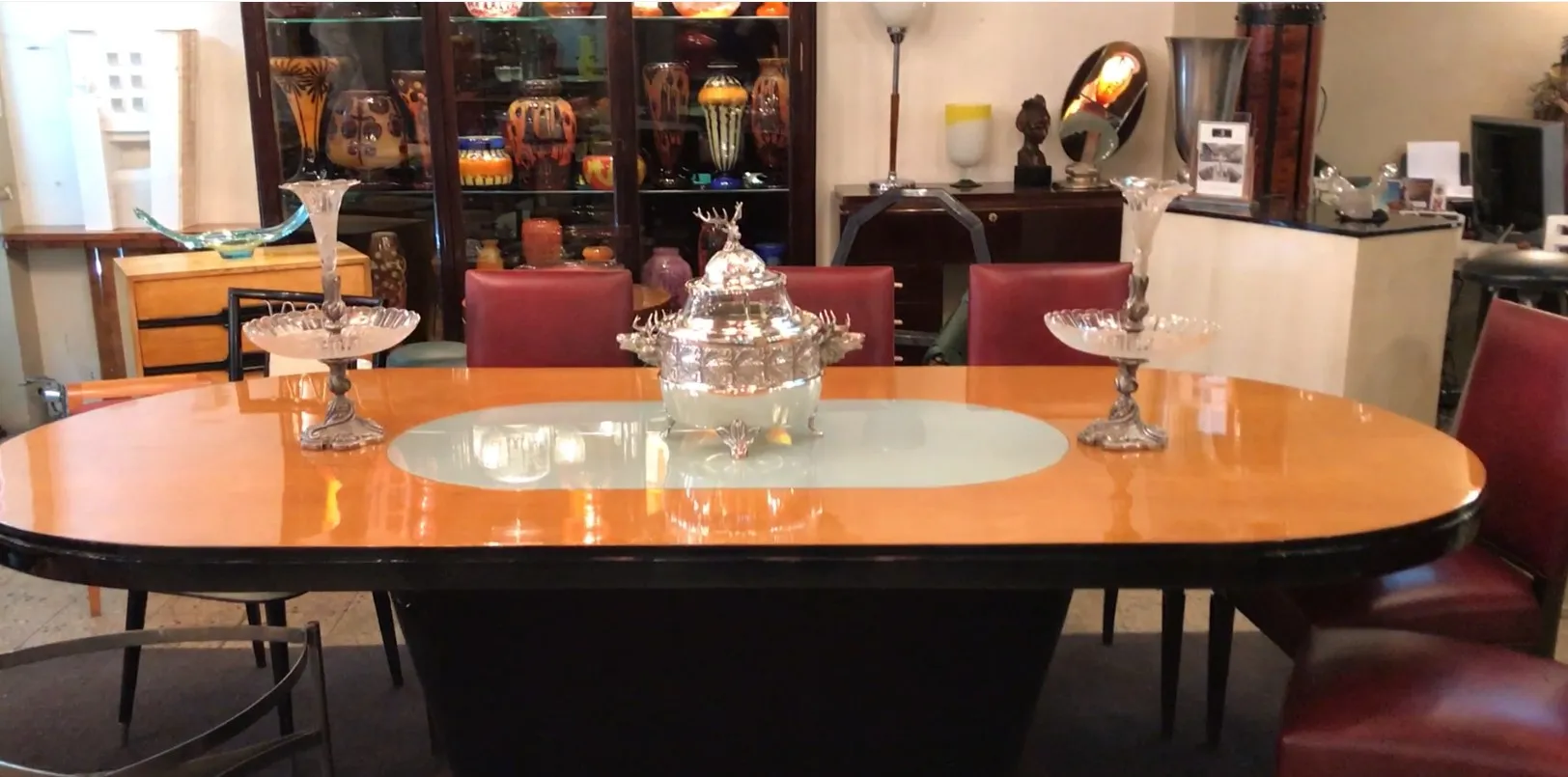 antike WMF-Bowle mit eleganten Details auf dem Tisch