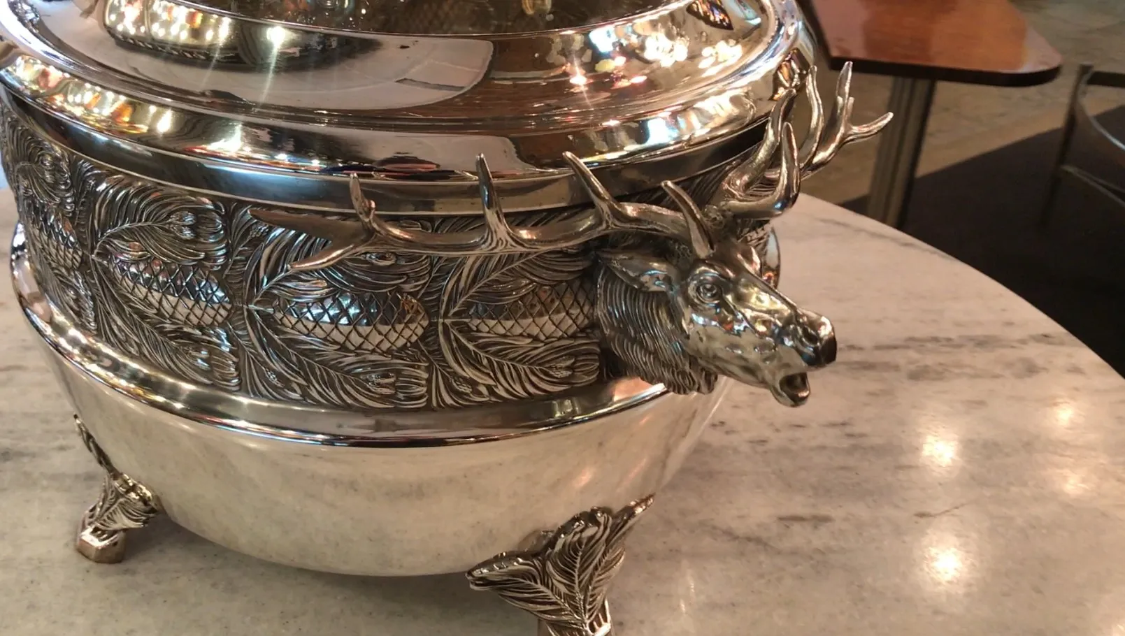 Bol à punch antique WMF avec détails en relief et tête de cerf.