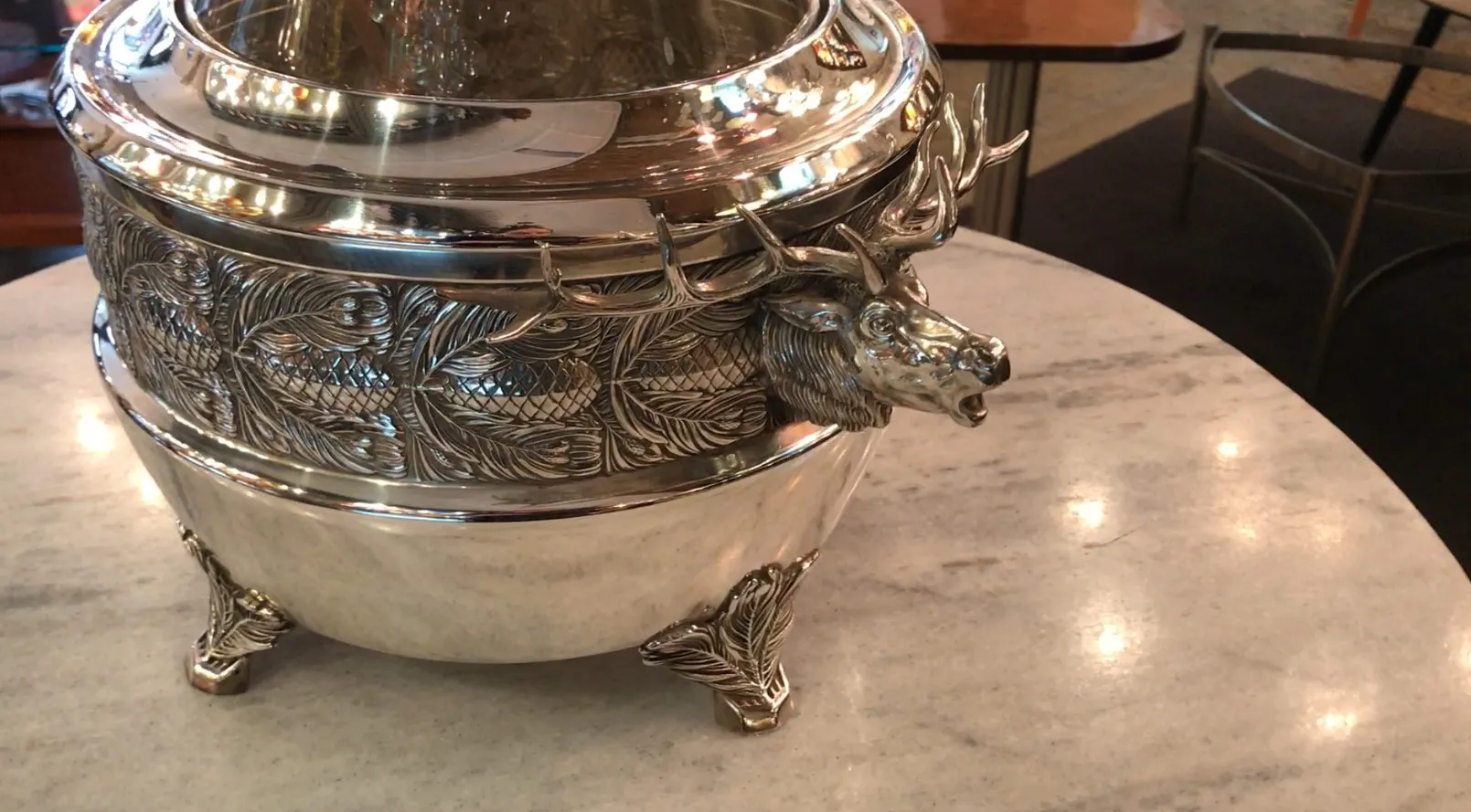 Ponchera wmF antigua con diseño de ciervo y patas decorativas.