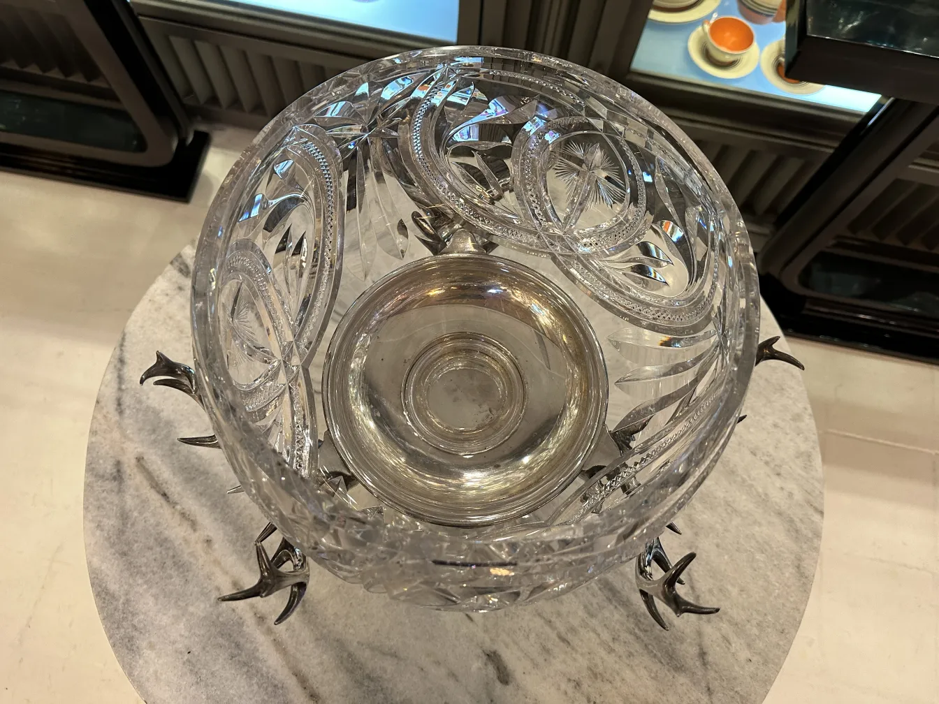 Poncheira antiga WMF decorada sobre mármore, estilo elegante