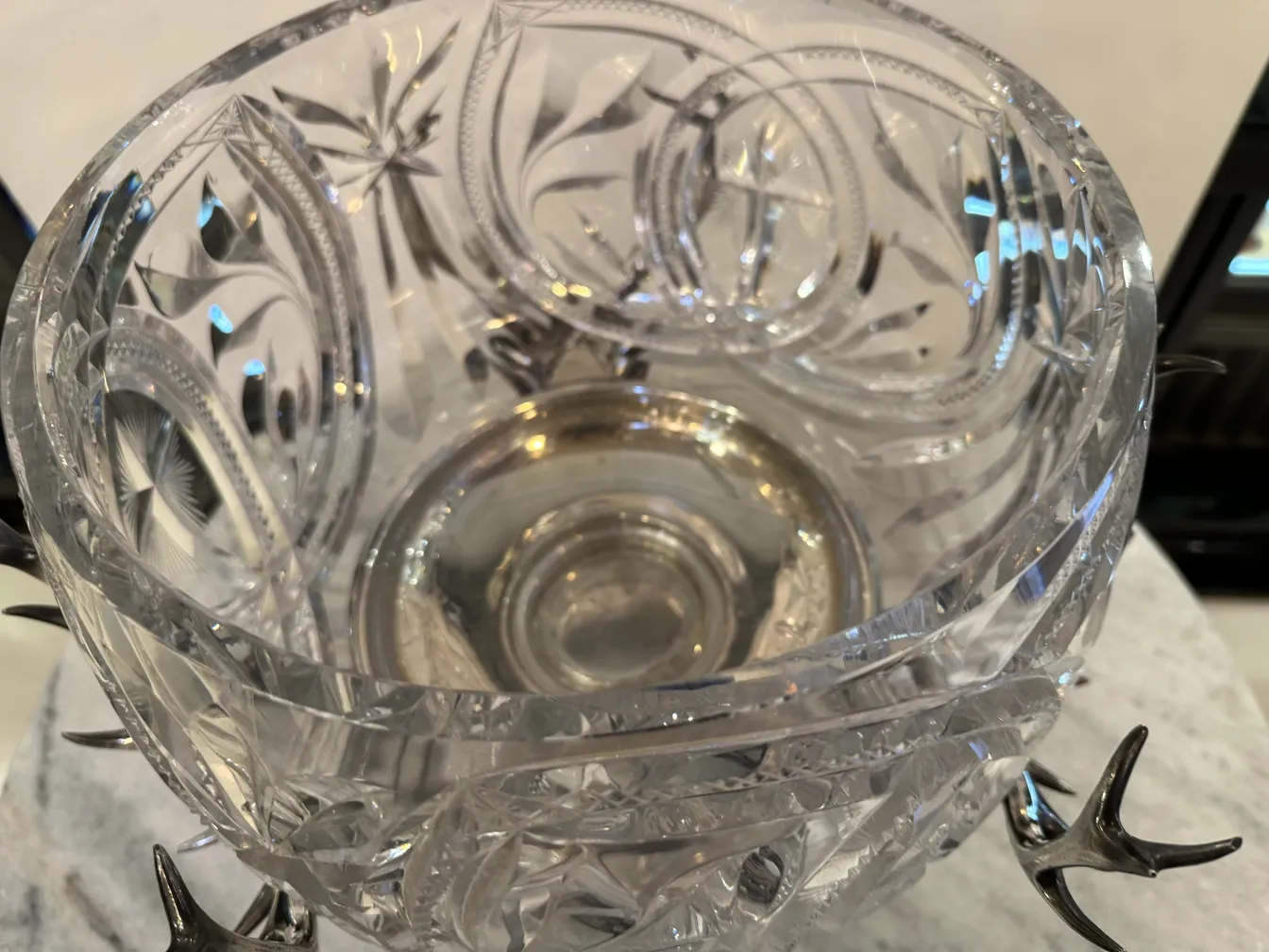 Antike Bowle WMF mit filigranem Design und eleganten Füßen, perfekt für Zusammenkünfte.