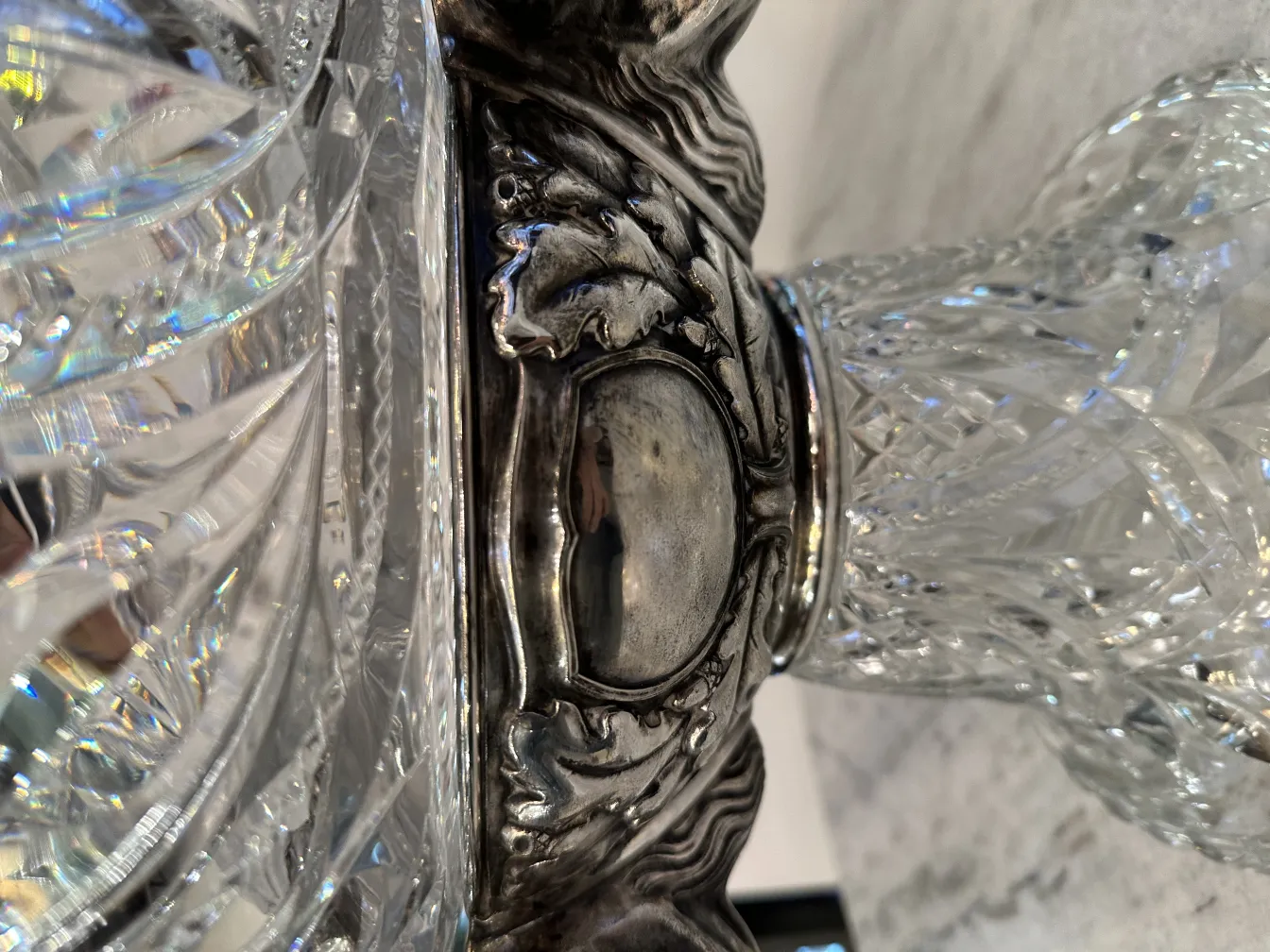 Bol à punch antique WMF avec des décorations élaborées, entouré d'un cadre élégant