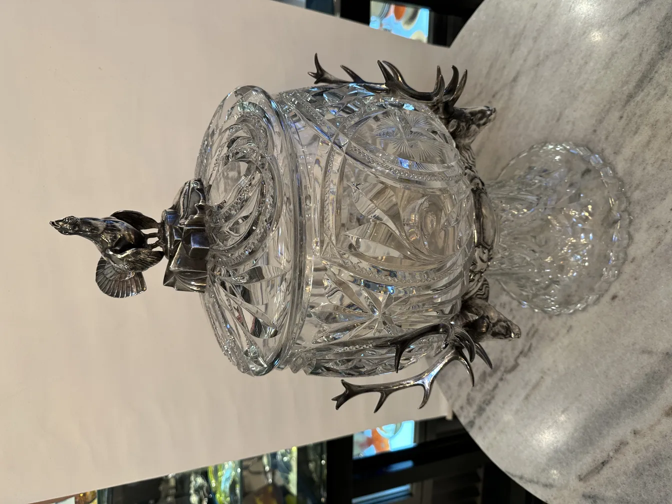 装饰有手工设计的古董潘趣酒碗wmf，带盖和动物图案