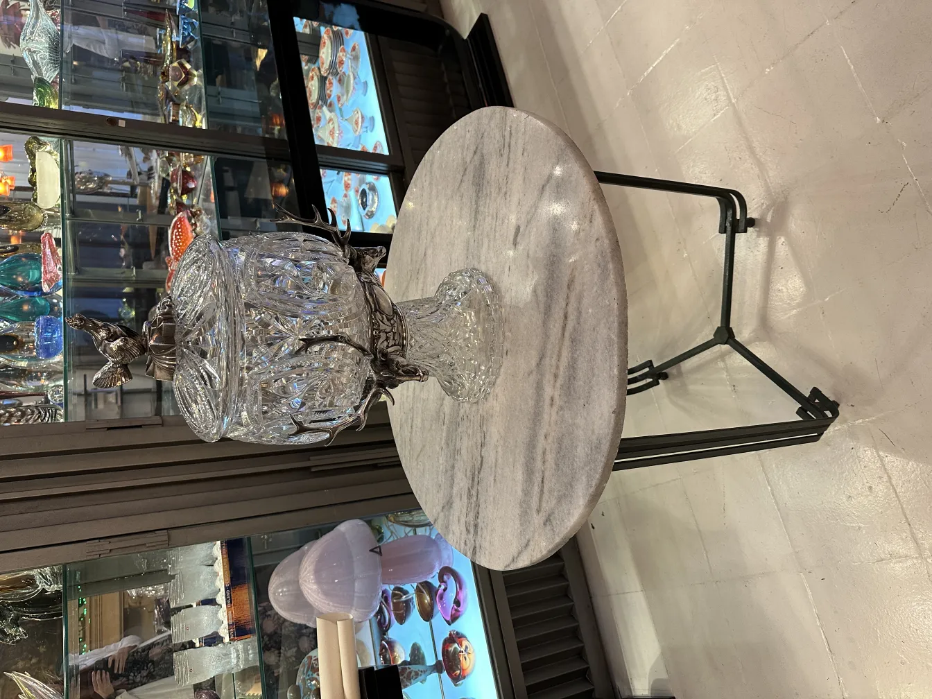 ponchera WMF antigua con detalles decorativos en un ambiente de antigüedades