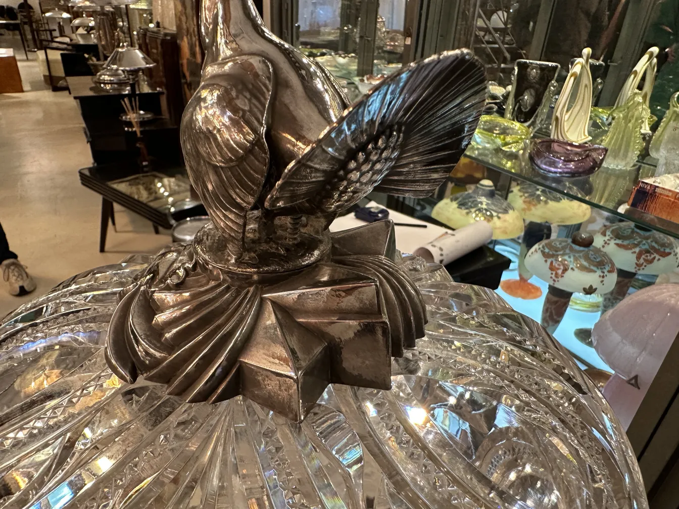 Detailreiche WMF-Bowle mit ornamentalen Design in antikem Ambiente