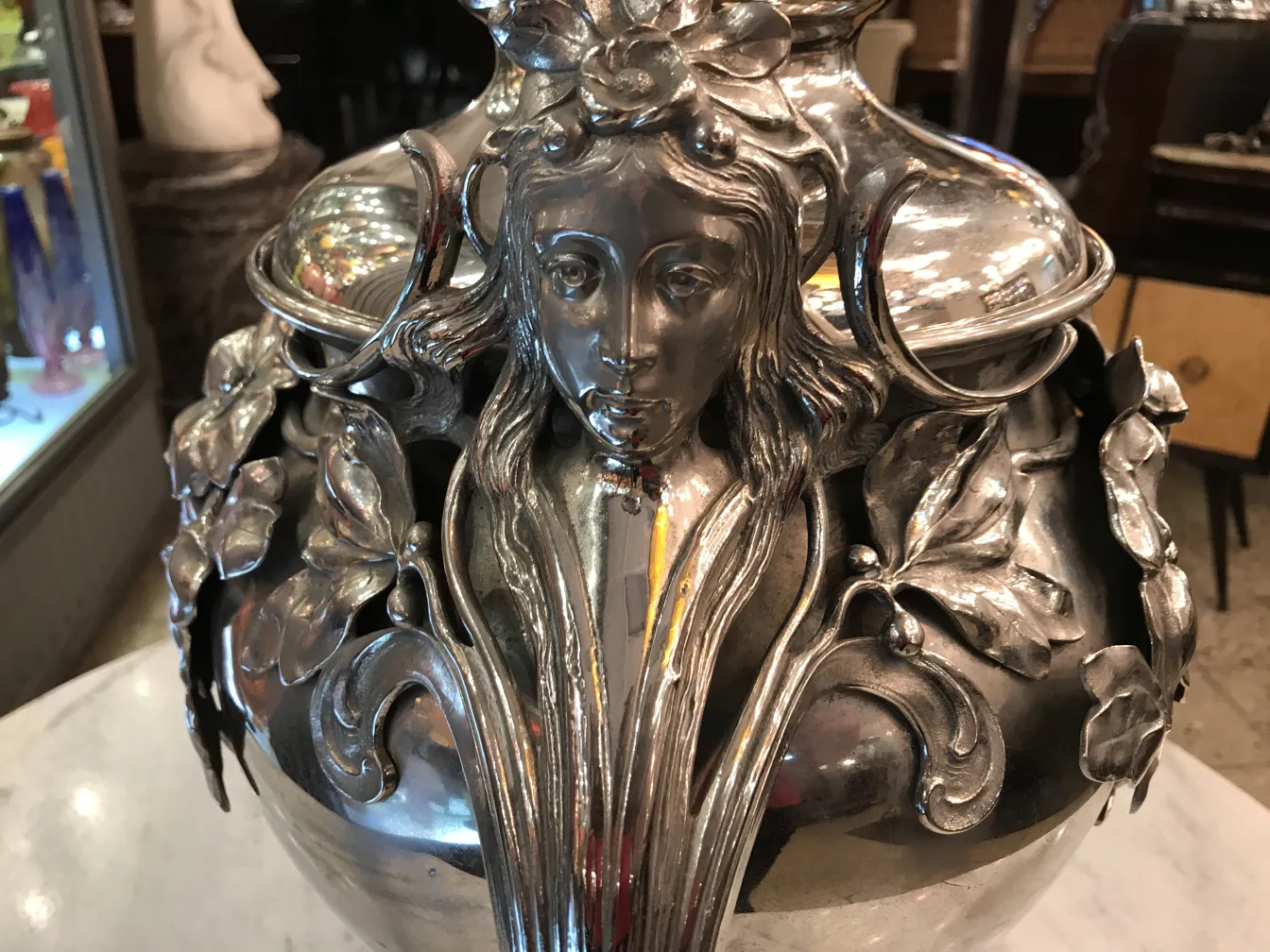 Antigua ponchera WMF con detalles decorativos y figura