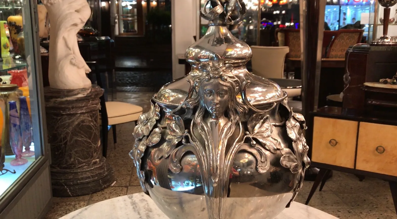 고대 WMF 펀치 볼 꽃 세부 사항