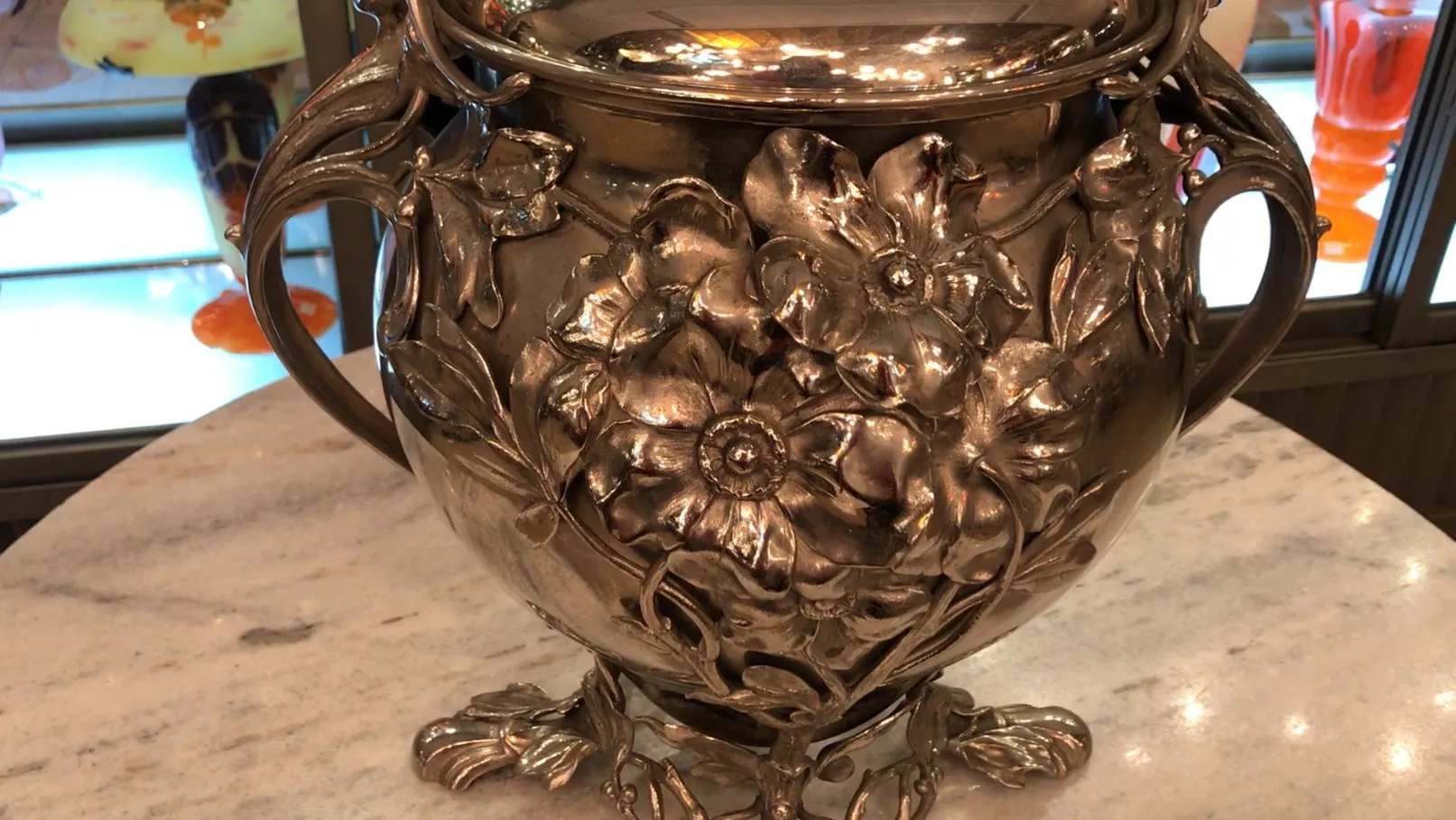 Antike WMF Bowle mit elegantem Design und dekorativen Blüten, ideal für Zusammenkünfte