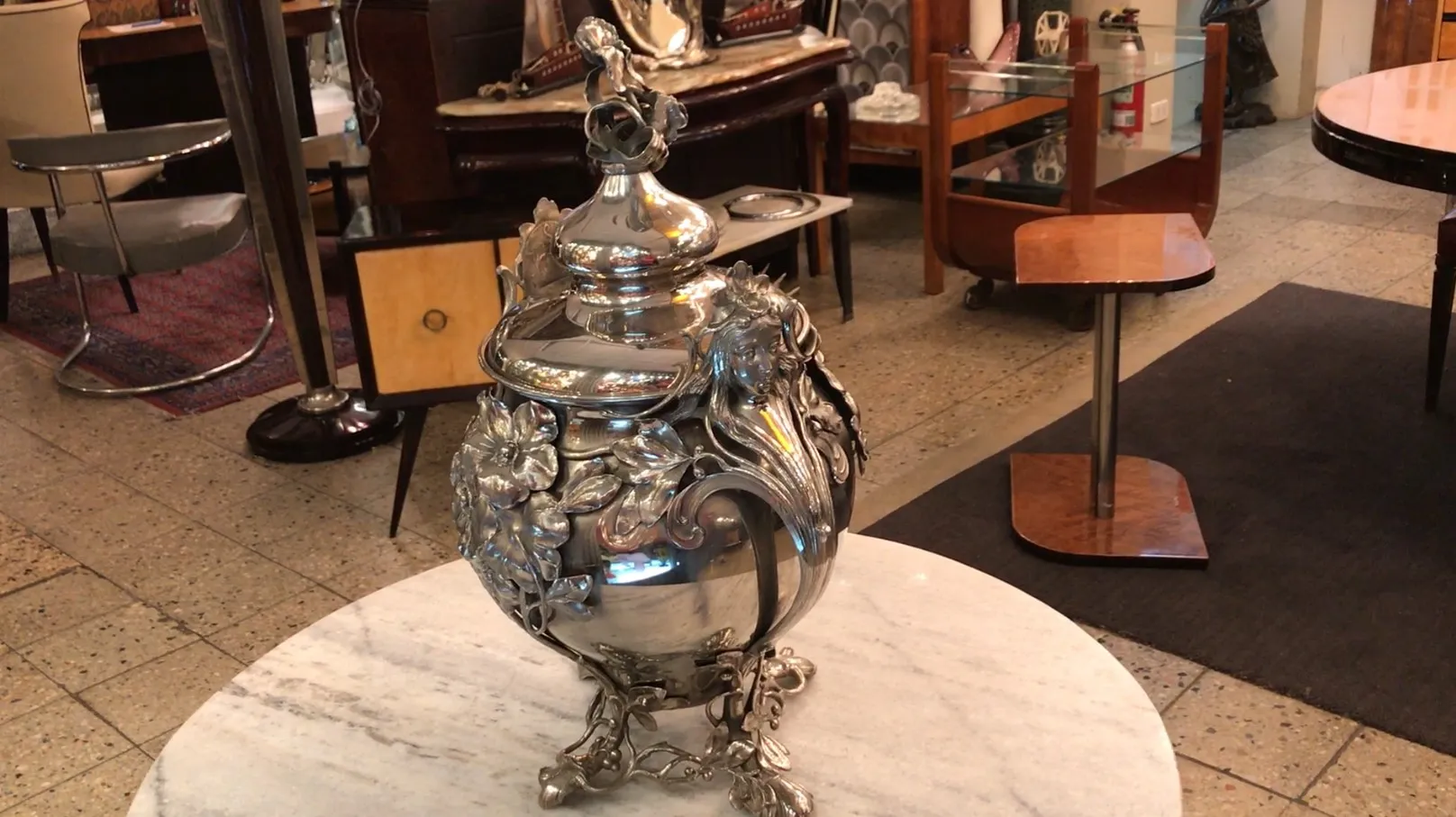 Ciotola da punch antica WMF su un tavolo decorativo