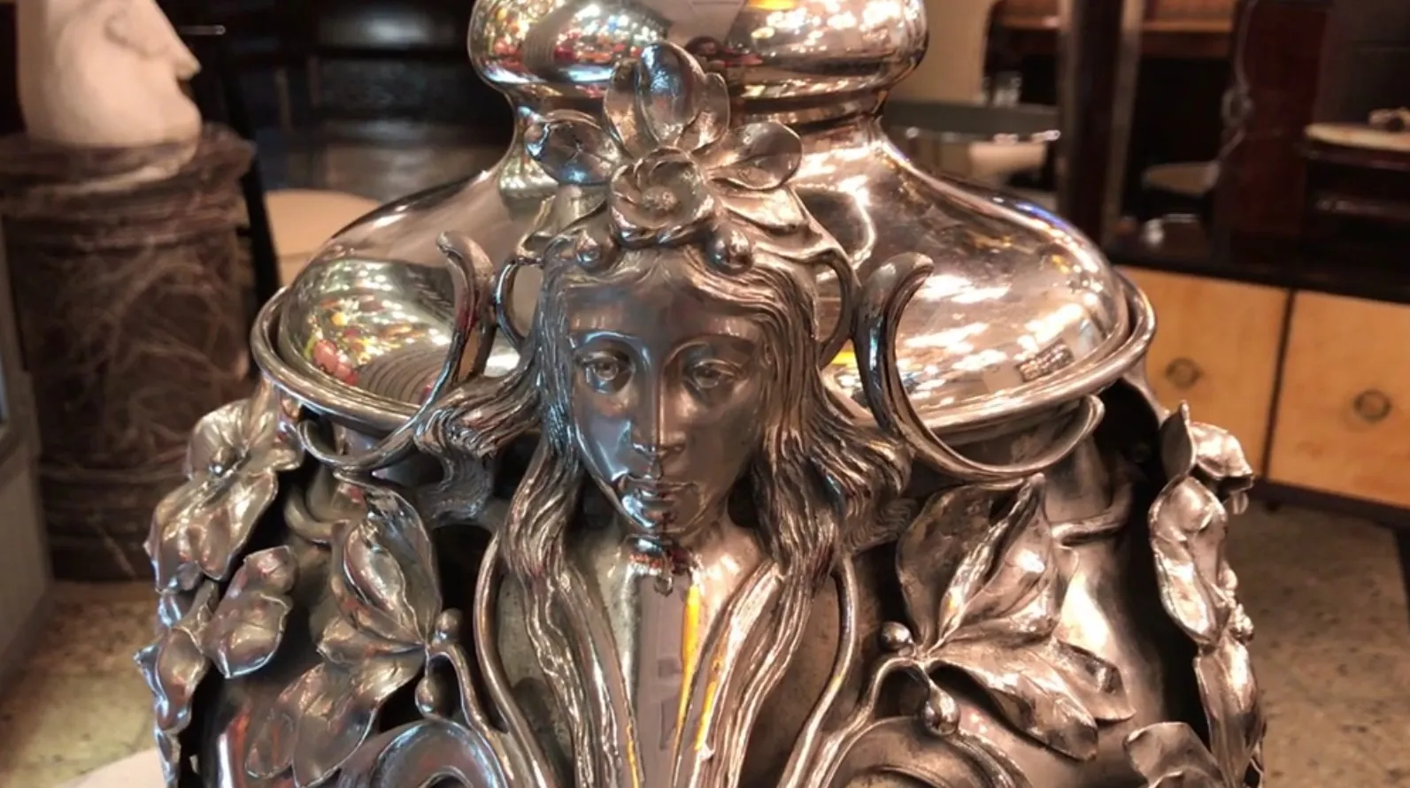 Bol à punch ancien wmF avec des décorations florales complexes, mettant en valeur l'élégance de son design.