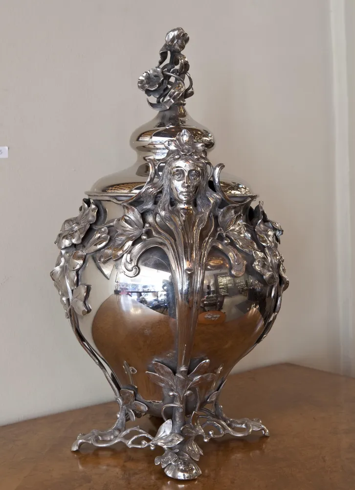 Ancien bol à punch WMF avec des détails floraux complexes et socle