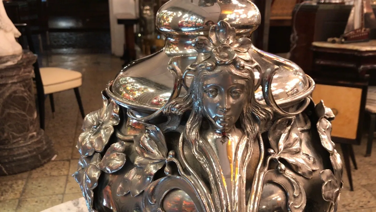 poncheira antiga da WMF com gravura floral e forma elegante, em decoração ornamental