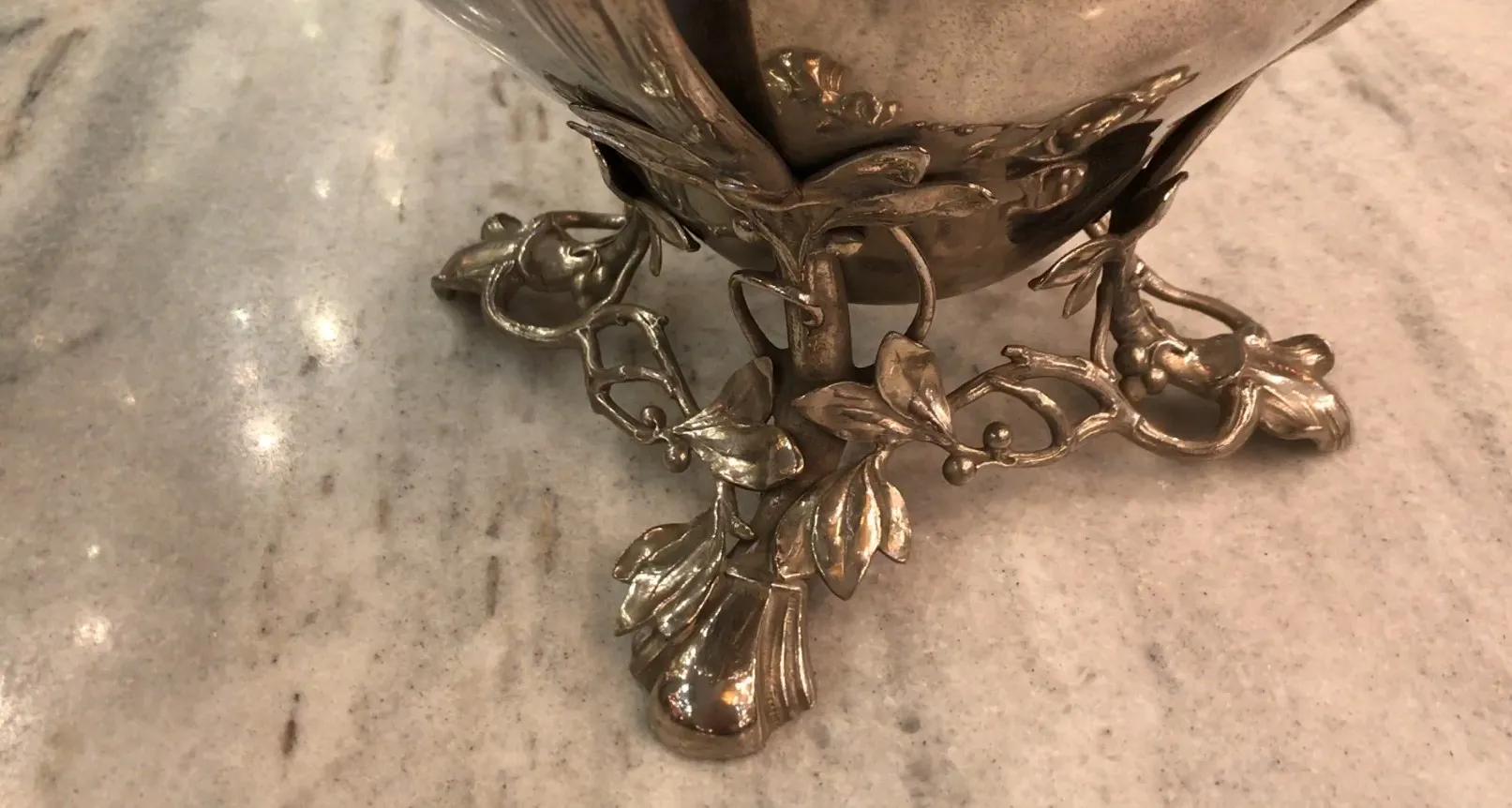 Unteransicht der antiken Bowle WMF mit floralen Details