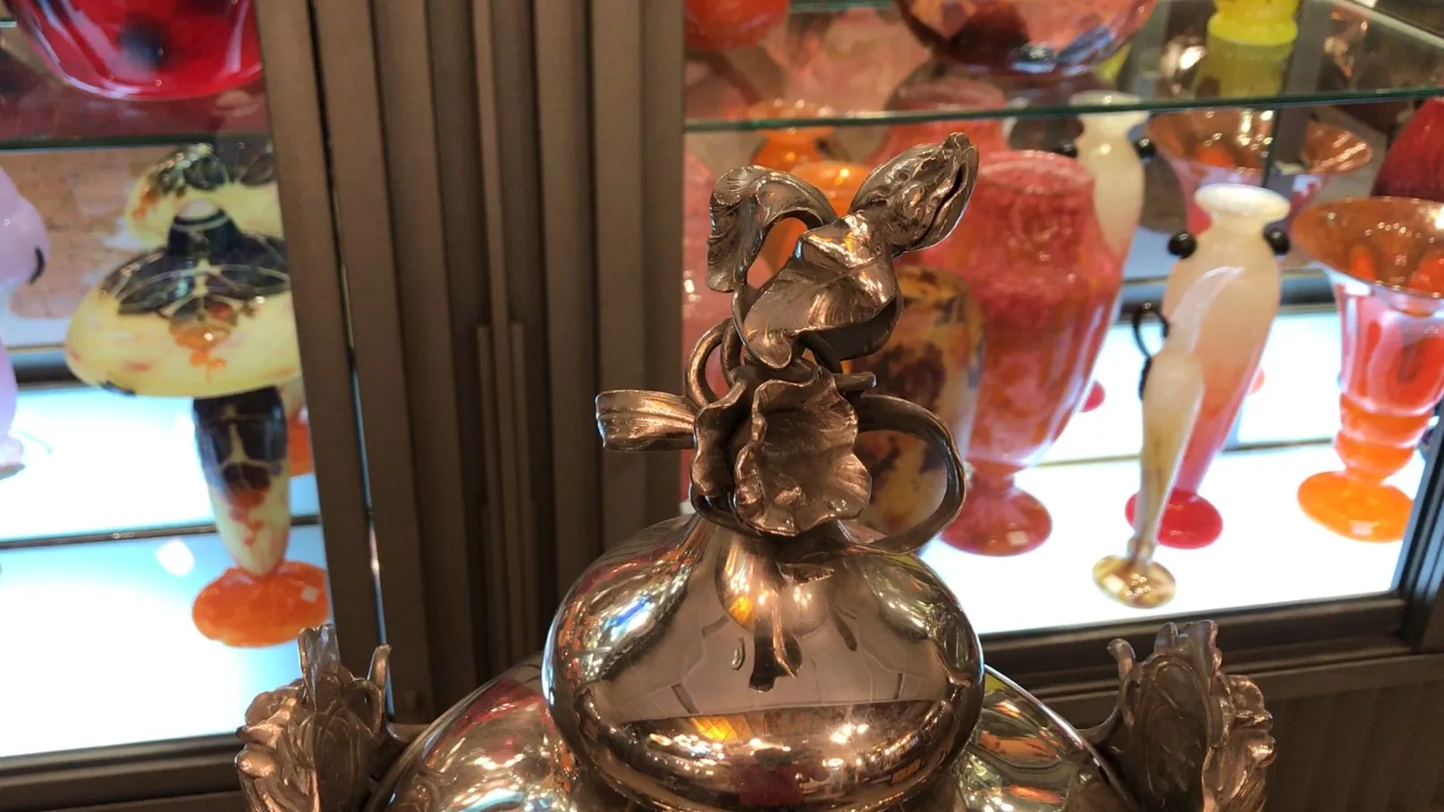 antike WMF Bowle mit dekorativen Details und hellem Hintergrund