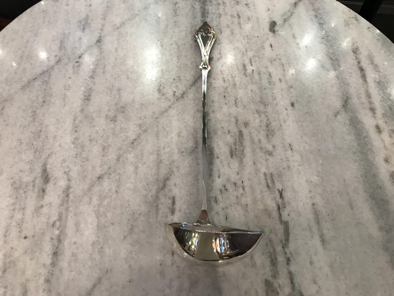 bol à punch antique WMF posé élégamment sur une surface en marbre