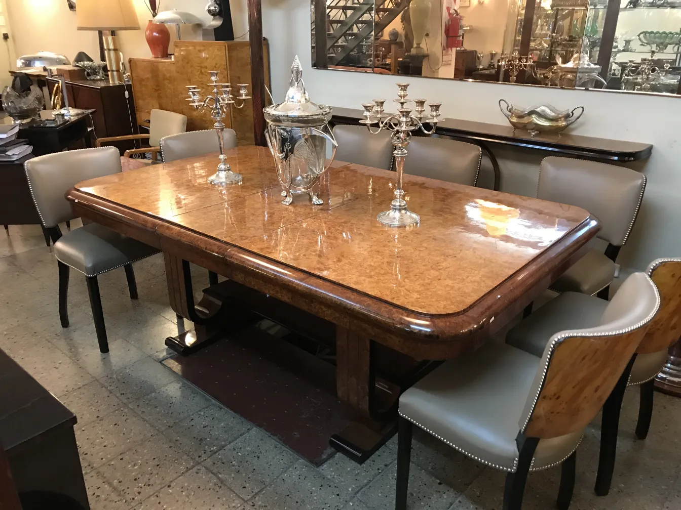 antike WMF Bowle mit eleganten Details auf dem Tisch