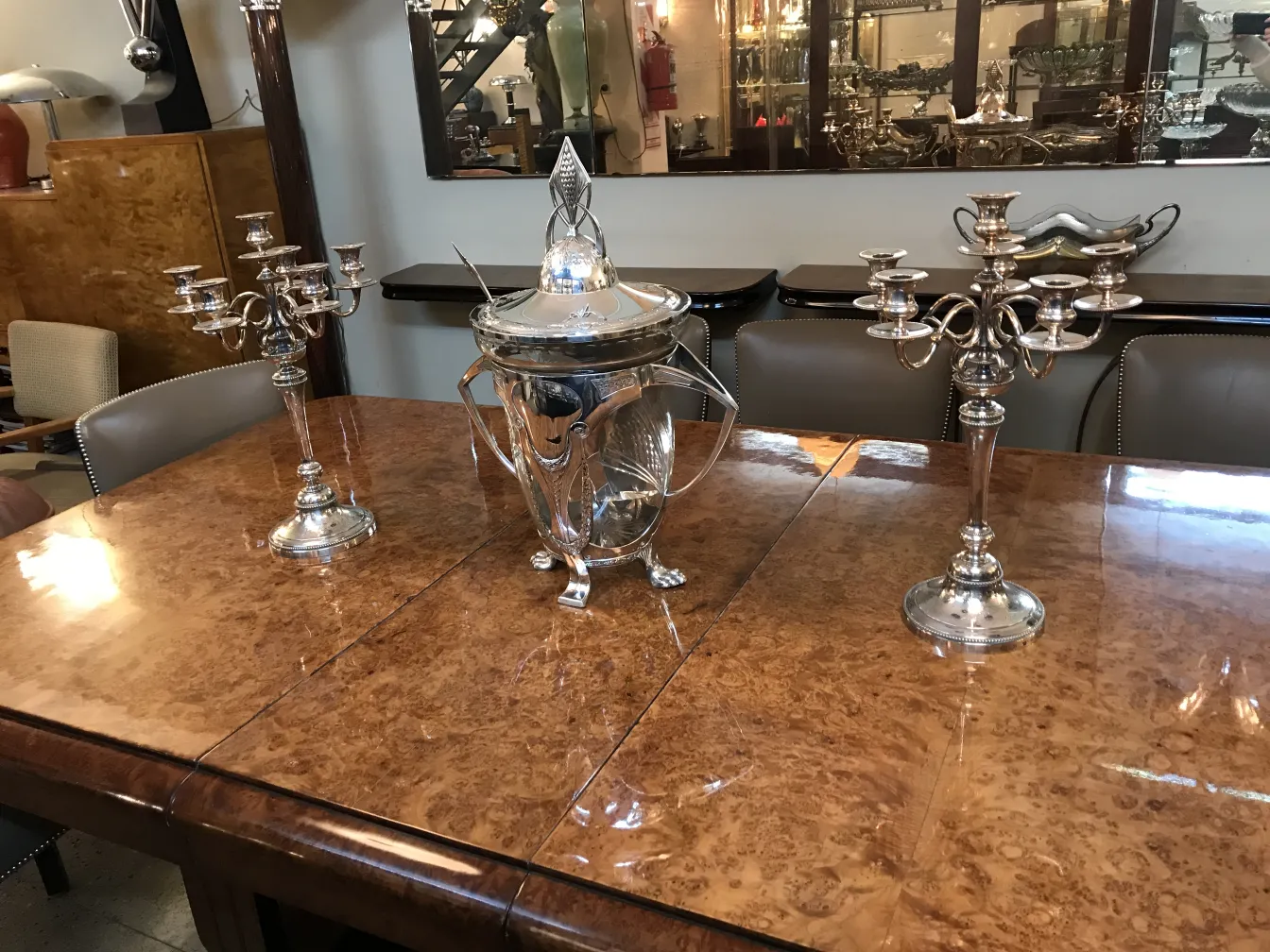 وعاء-punch-antique-wmf-على-الطاولة-مع-الشموع