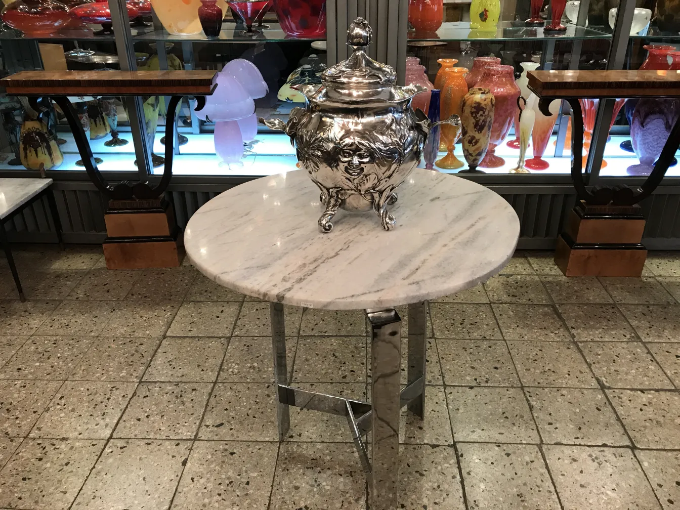 Ancien bol à punch WMF avec un design décoratif élégant sur la table