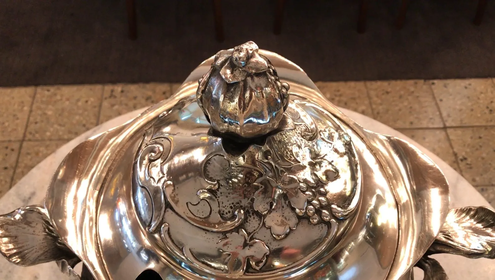 sicht auf eine antike wmfbowle mit floraler verzierung auf dem deckel