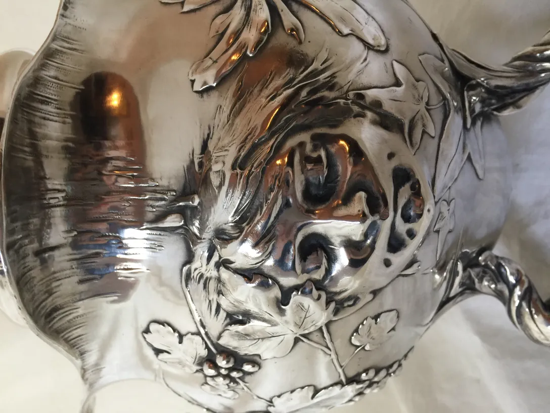 Antica ciotola da punch WMF con design dettagliato, ambientata su un tavolo decorativo.