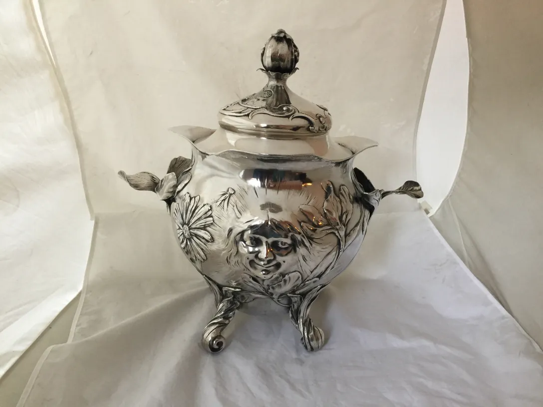 antike WMF Bowle mit floraler Dekoration und menschlichem Gesicht, ausgewogene Präsentation