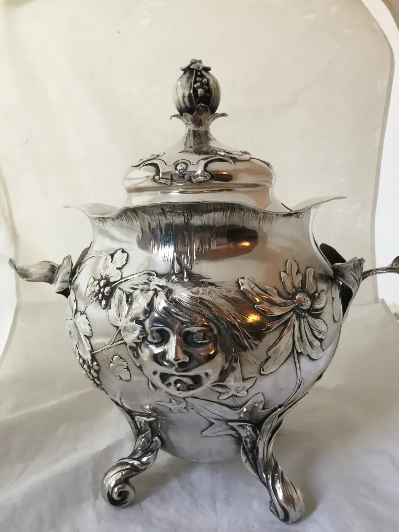 Ciotola da punch antica WMF decorata con fiori.