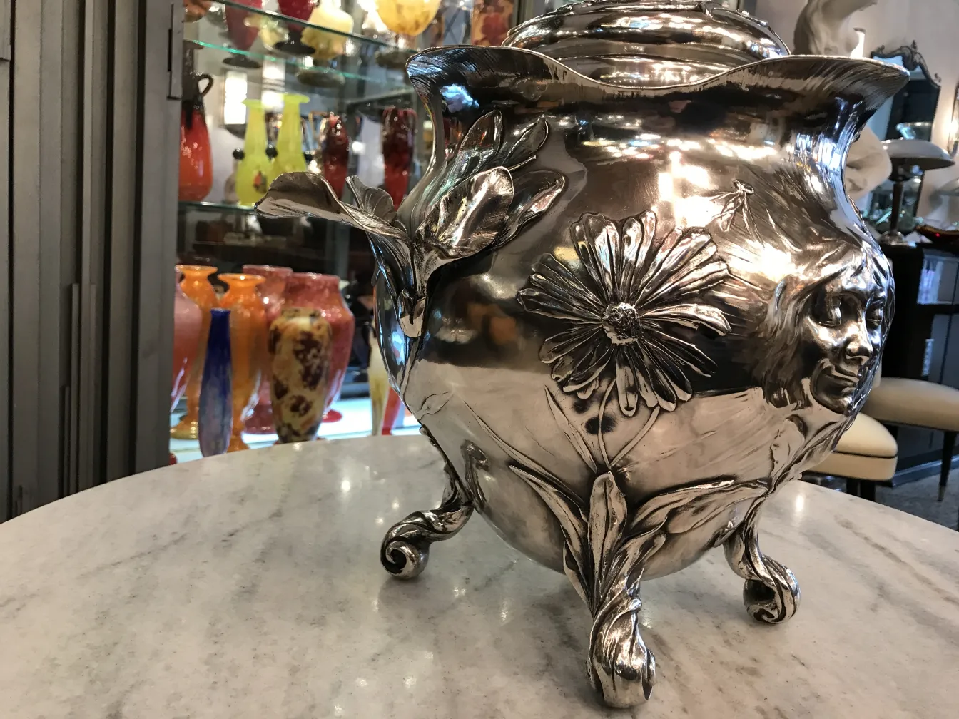 Antike WMF Bowle, verziert mit Blumen und Gesichtern, bunter Hintergrund