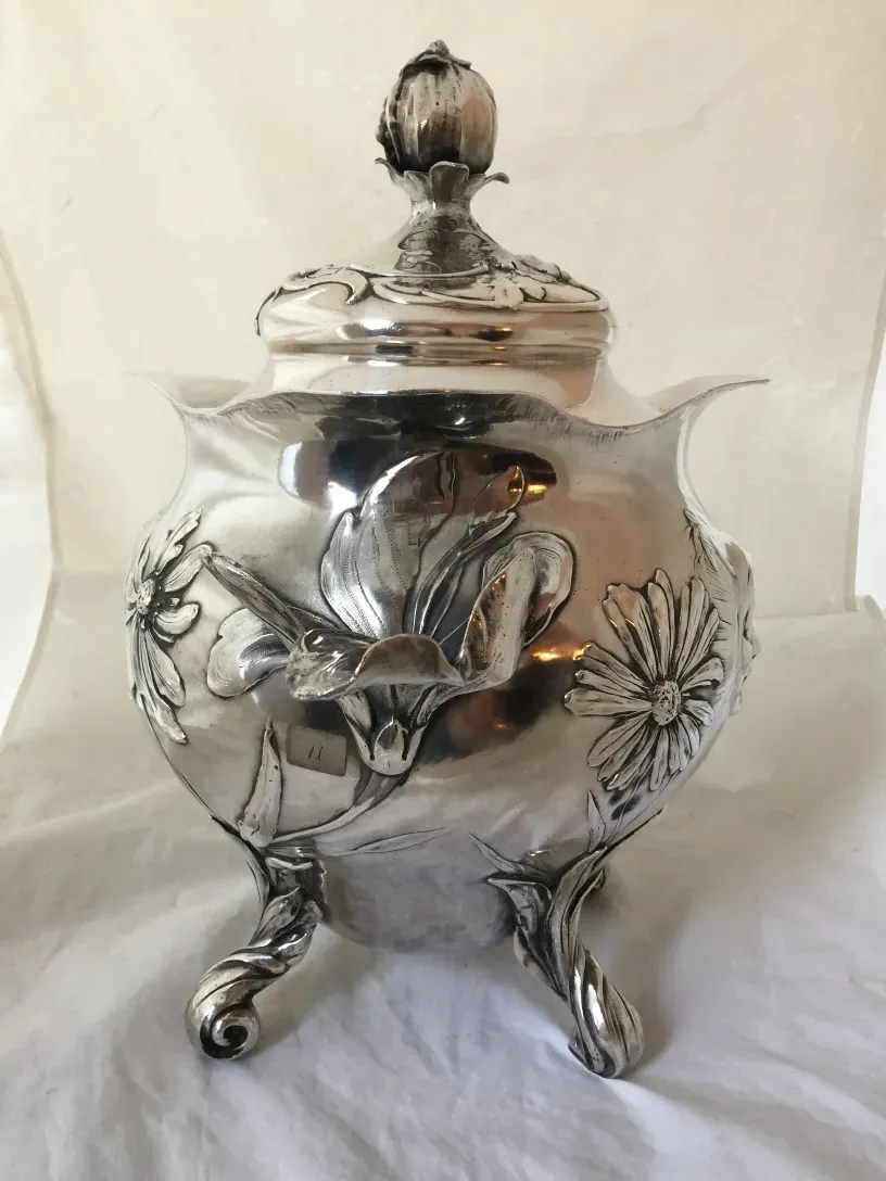 Poncheira WMF antiga com design floral e tampa elegante