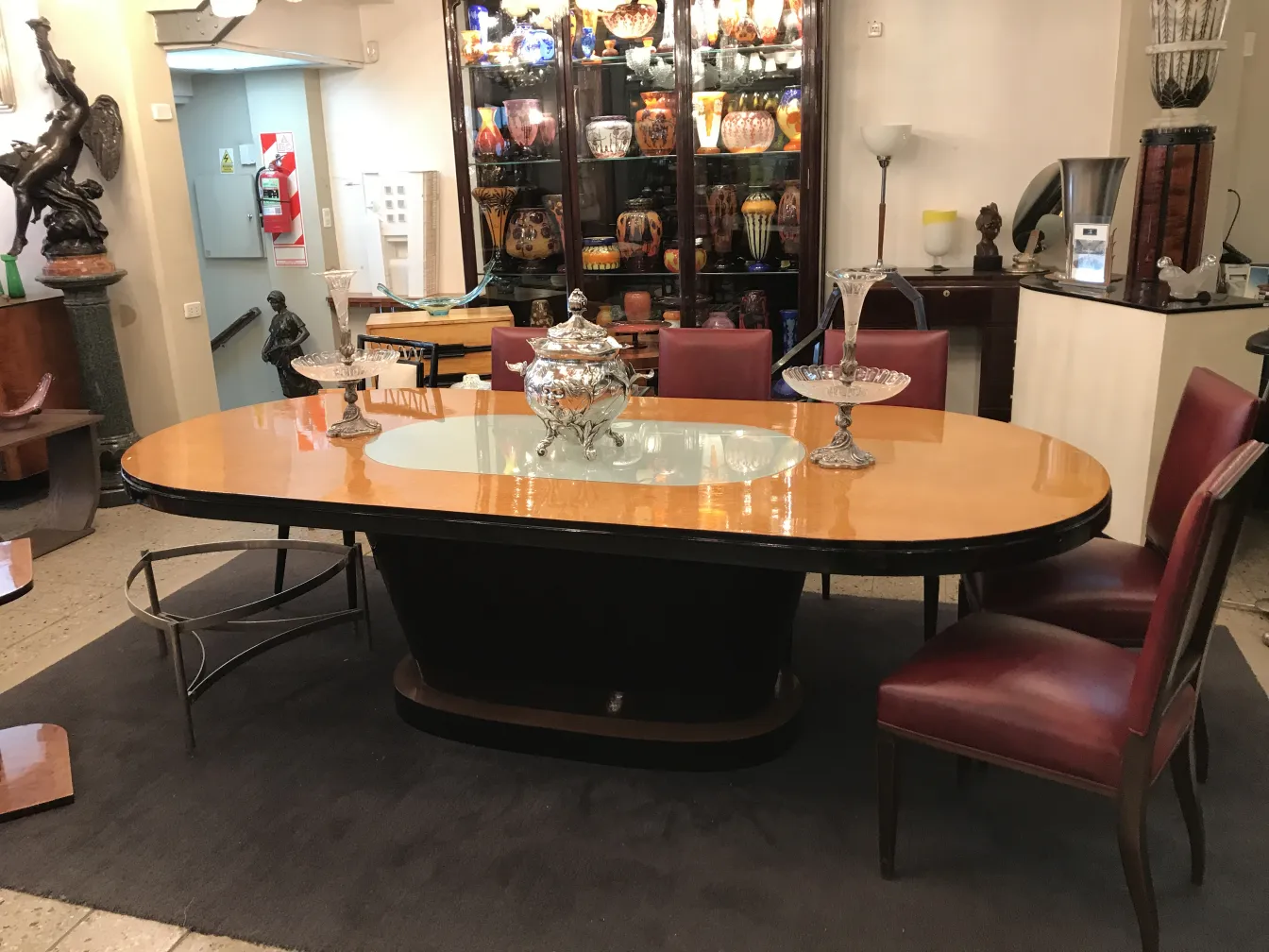 poncheira WMF antiga em uma mesa elegante com decorações