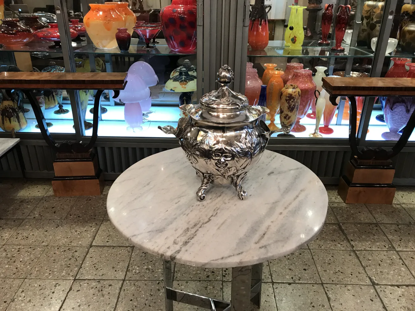 Antica ciotola da punch WMF con dettagli complessi in un ambiente vintage