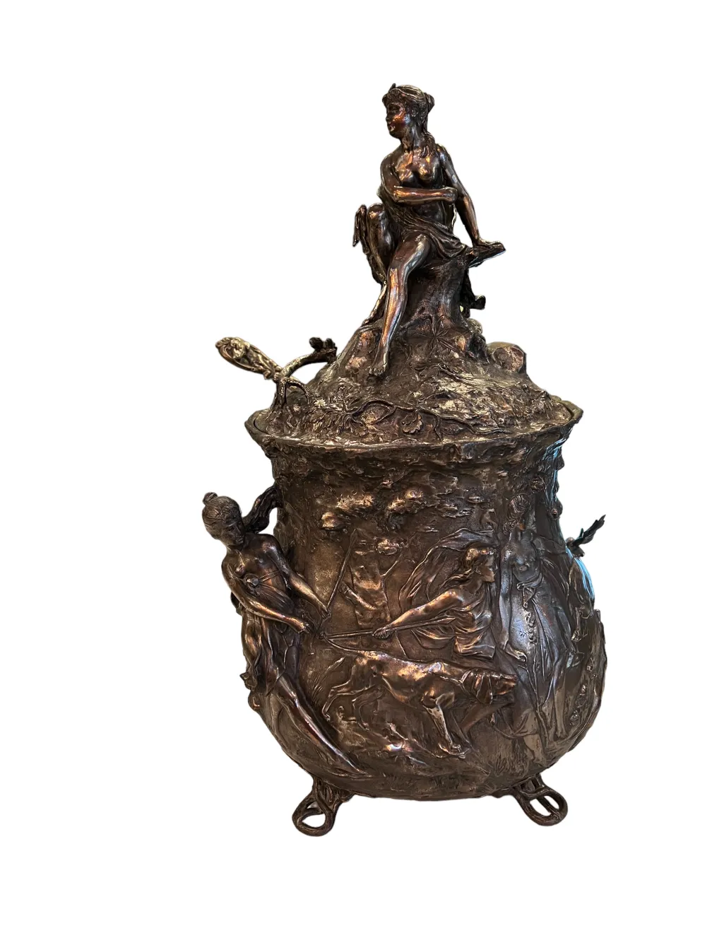 Vista dettagliata di una ciotola da punch antica WMF con figure, decorazioni in rilievo