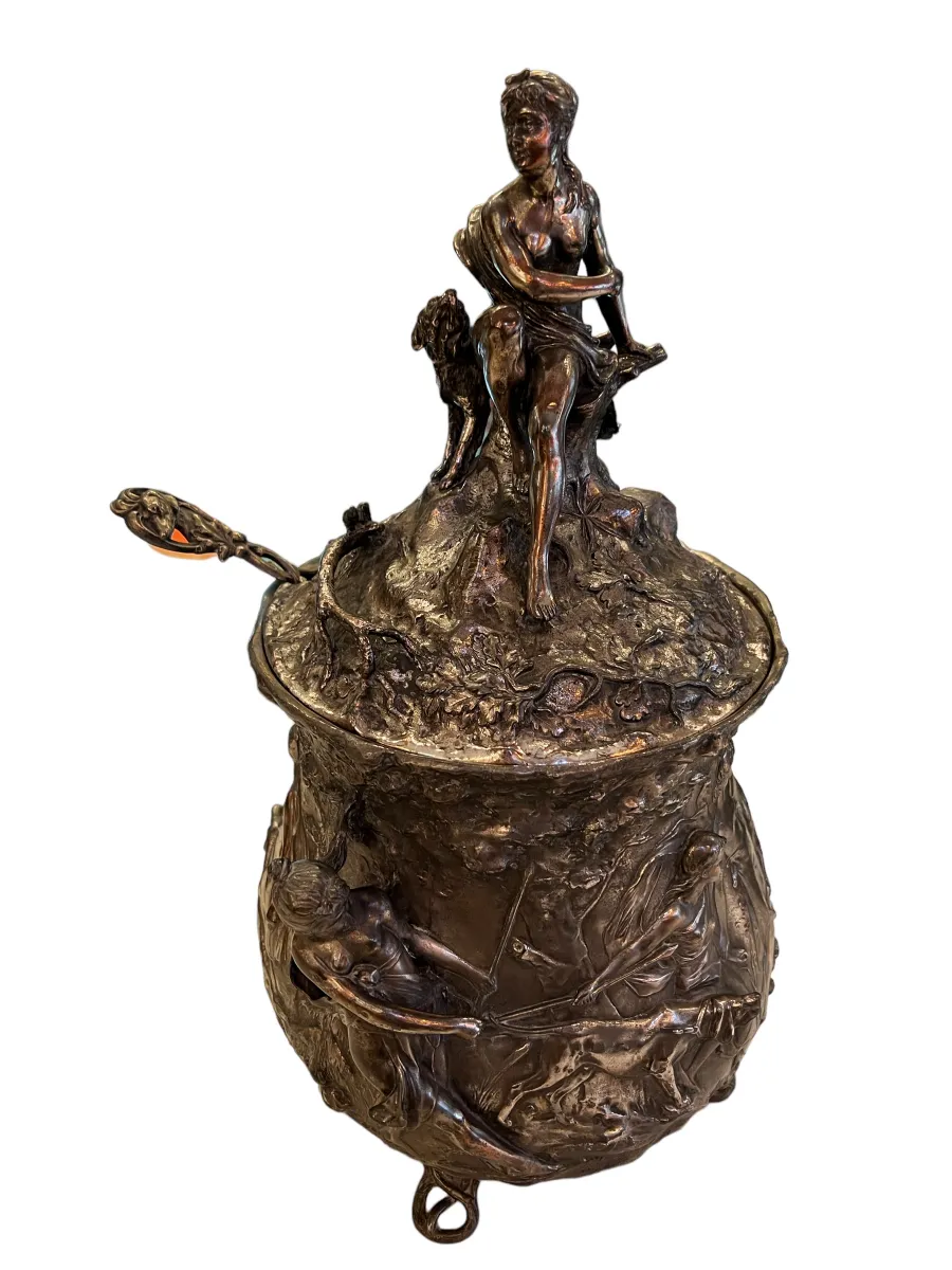 antike bowle wmf mit figuren und reliefdetails, verziert mit naturszenen