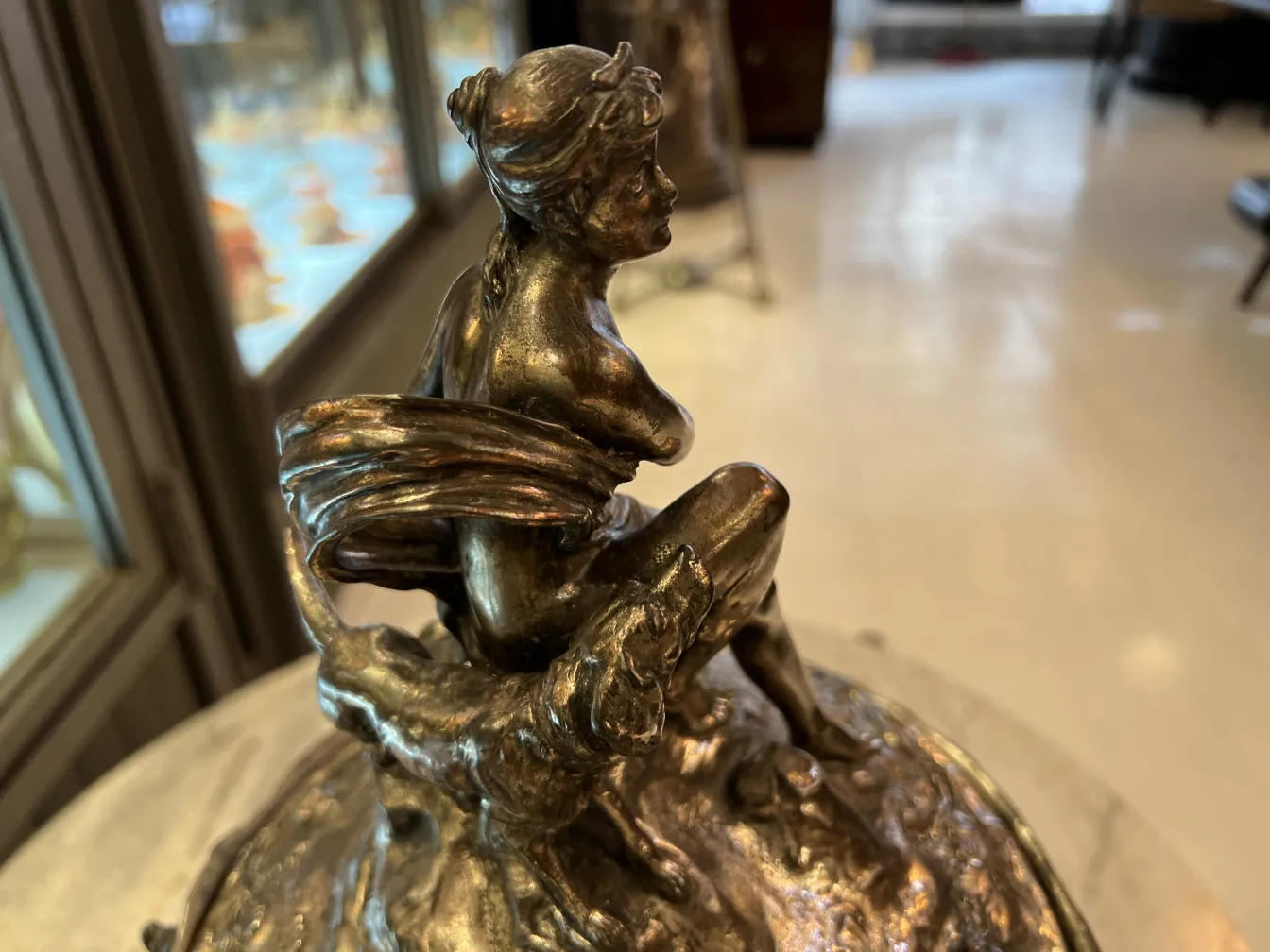 antike bowle wmF mit figur einer frau und einem hund, dekoration