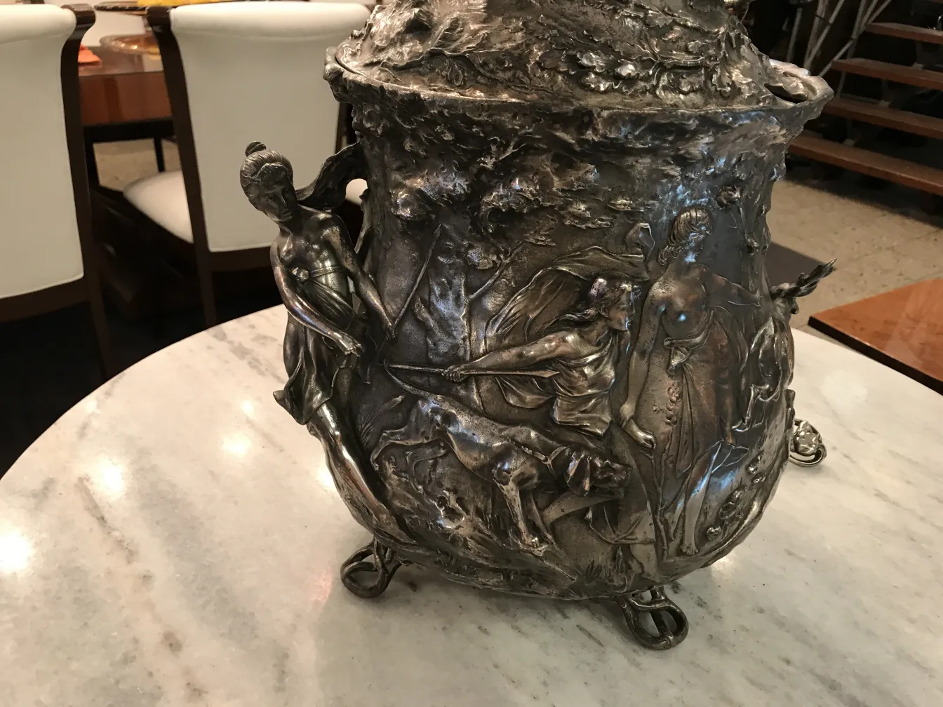 Antike WMF-Bowle mit mythologischen Szenen, Detailbasis.