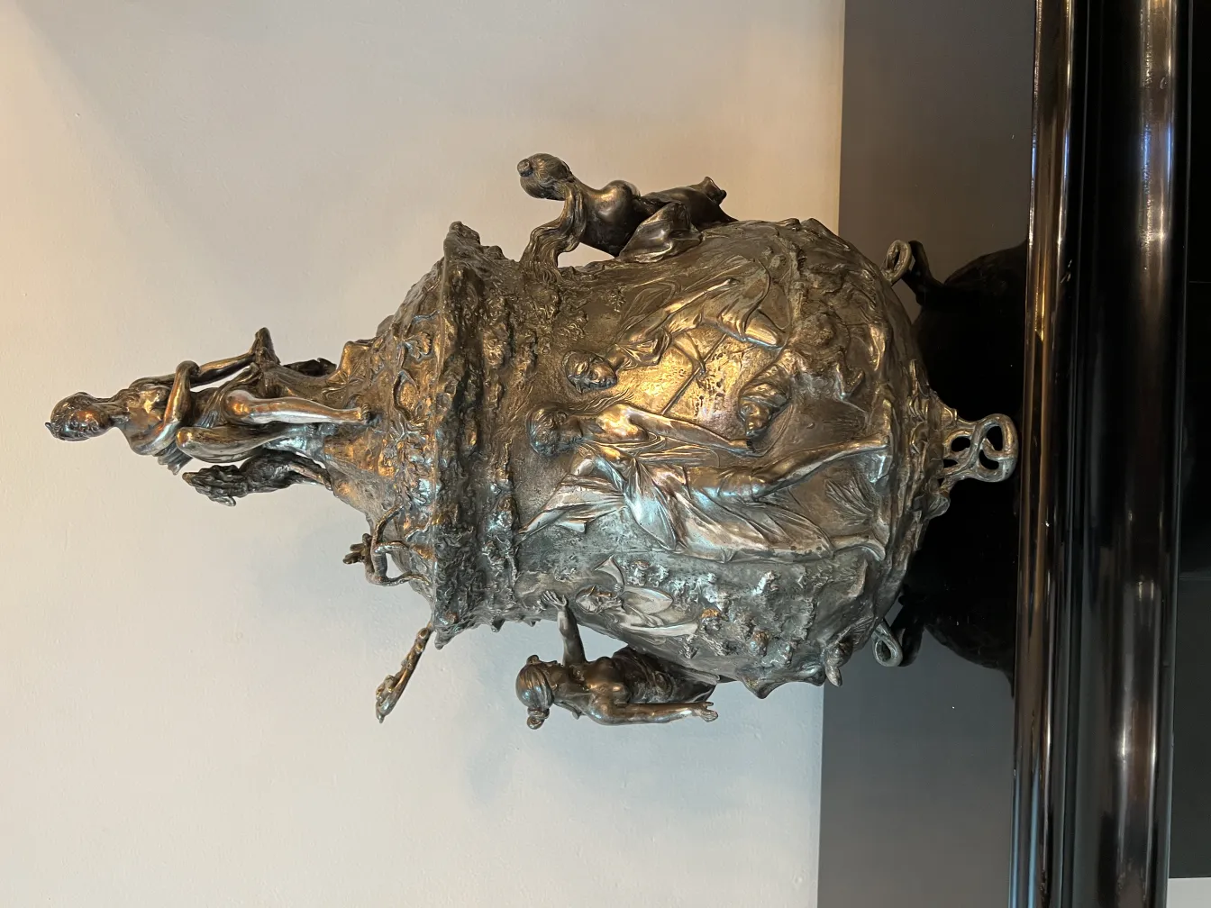 Bol à punch antique WMF avec des détails artistiques sur le dessus.