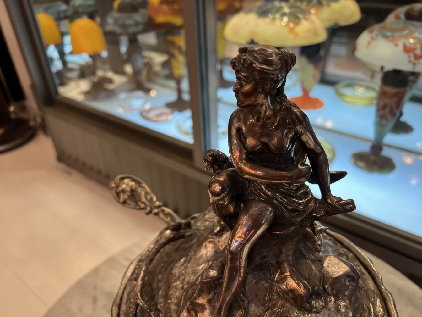 アンティークパンチボウルwmf上部の彫刻シーン、ビンテージの環境で展示されています