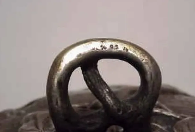 detalhes de uma poncheira antiga wmF com alça decorativa