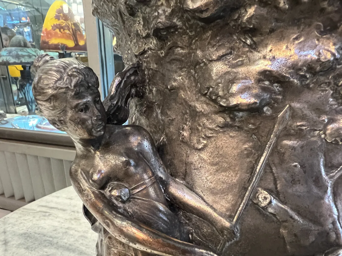 装饰性古董潘趣酒碗WMF，展示上细节。背景展示古董氛围。