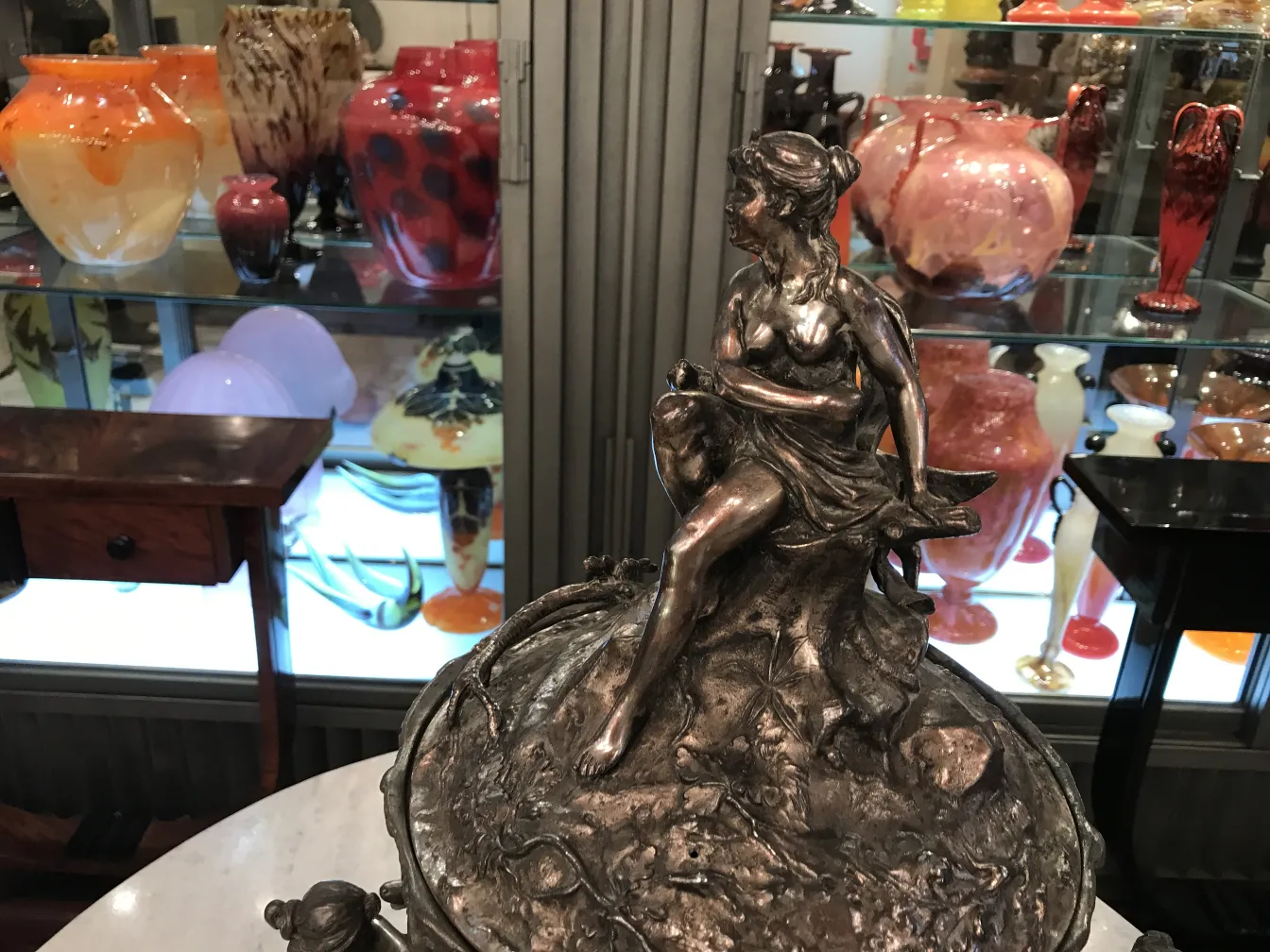 Bol à punch WMF ancien avec figurine décorative, entouré de vases colorés