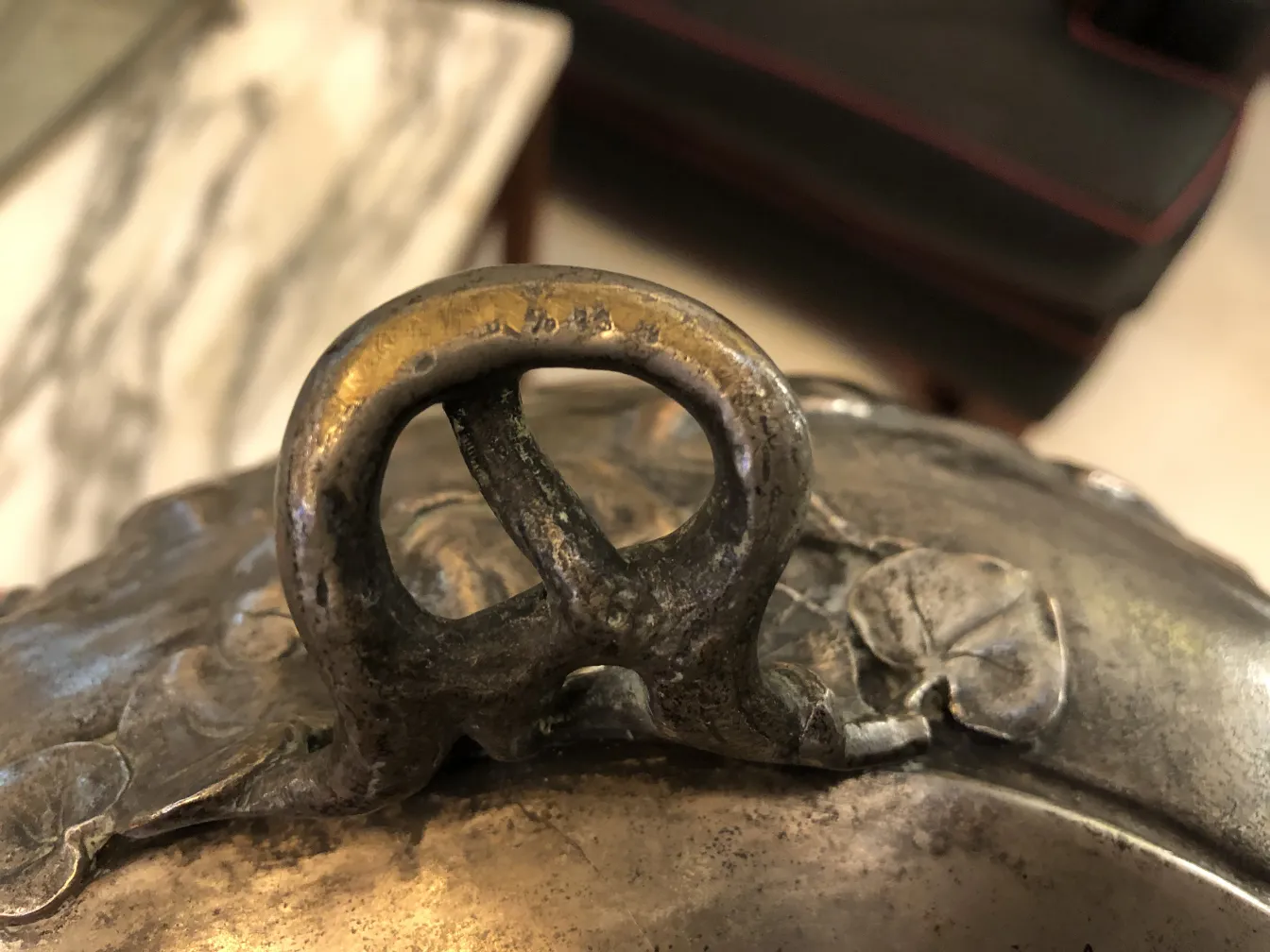 عرض علوي للوعاء القديم لكوكتيل WMF مع تفاصيل الزهور.