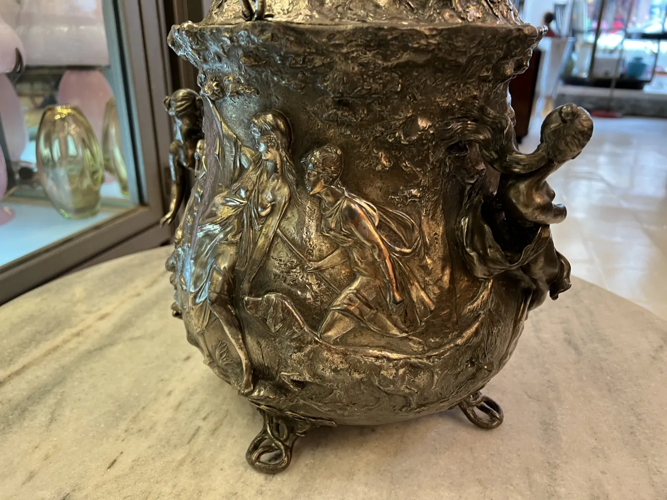 Ponchera WMF antigua con figuras detalladas en su superficie