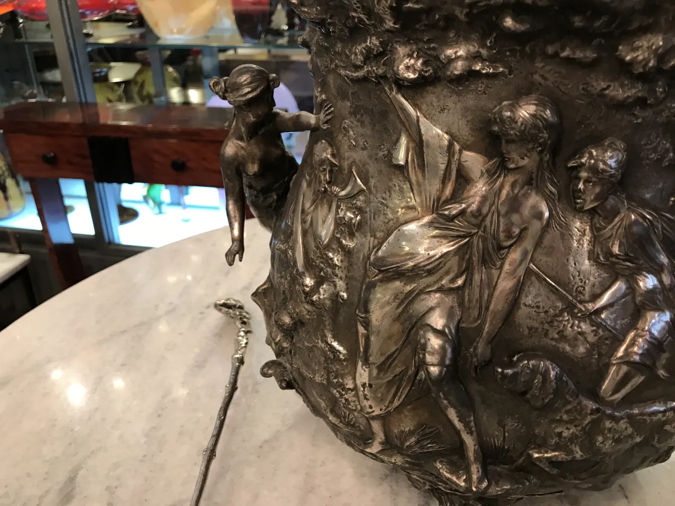 Poncheira antiga WMF com decorações em relevo, arte clássica.