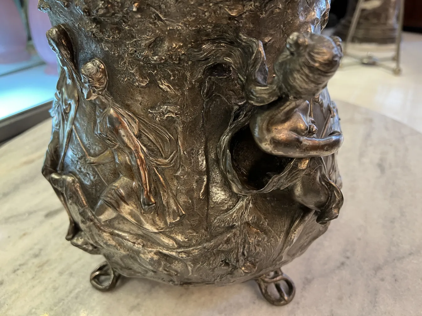 Antike WMF Bowle mit ornamentalen Reliefs und Details.