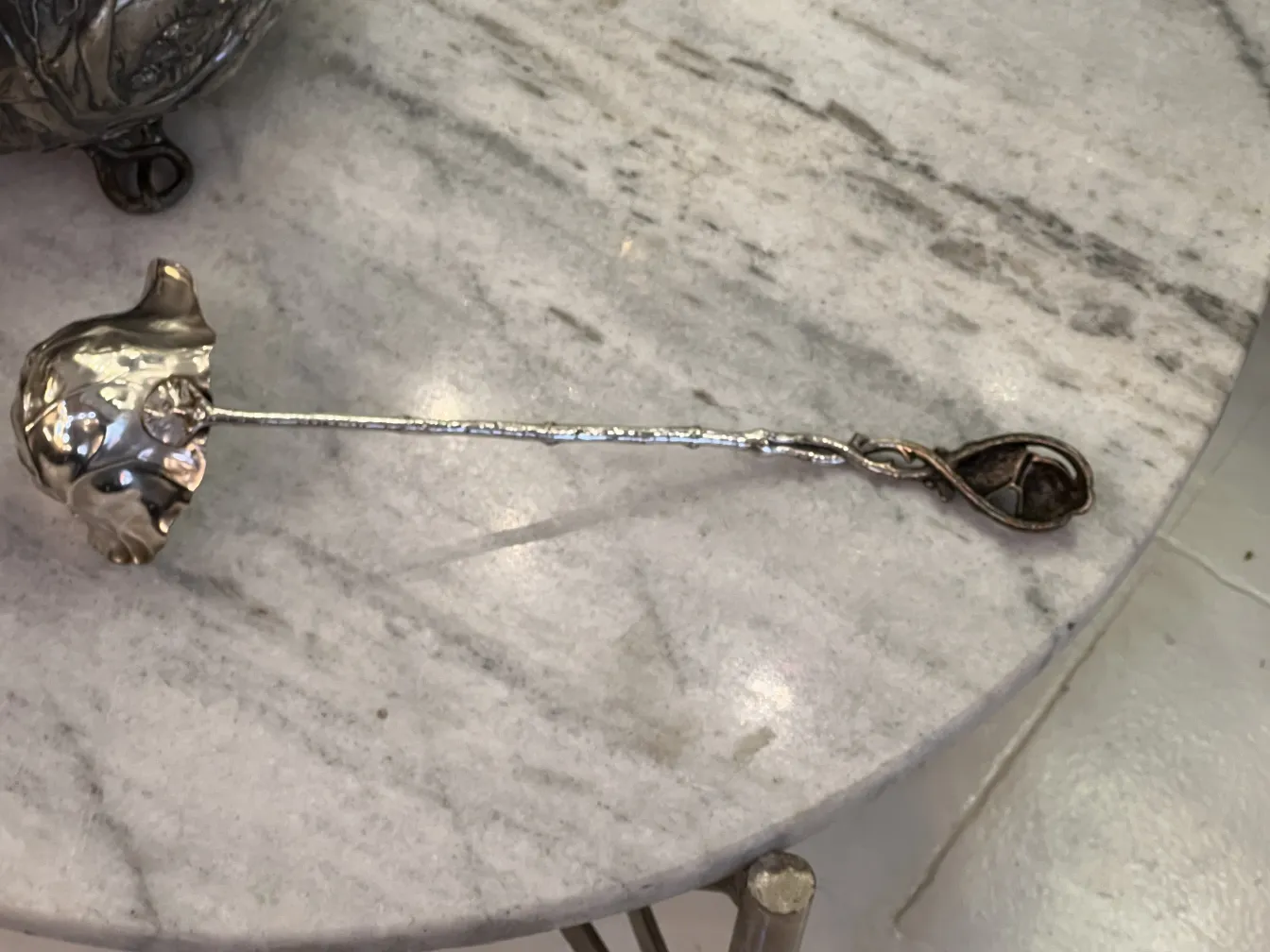 ponchera antiquada wmfi con cuchara decorativa sobre mármol