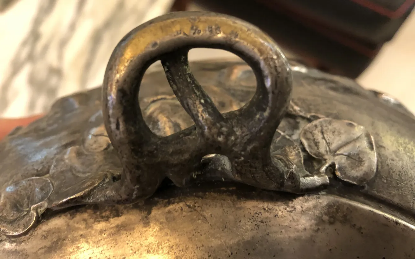 Bol à punch WMF antique avec une poignée décorative détaillée.